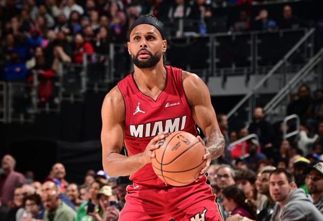 开云体育app下载地址-热火队老将发威，带领球队连胜开局