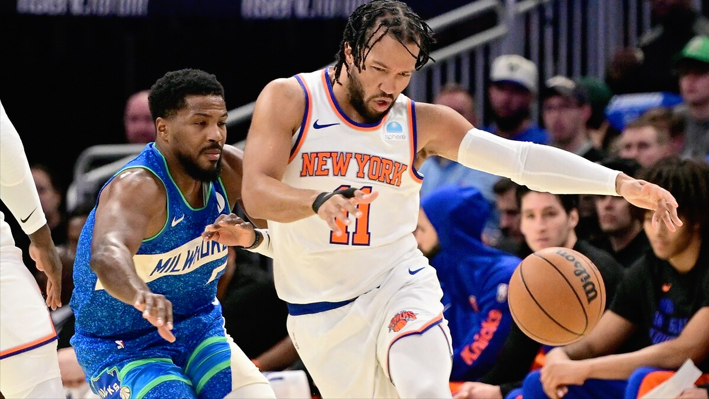 开云体育视频-雄鹿客场惜败马刺，遭遇失利