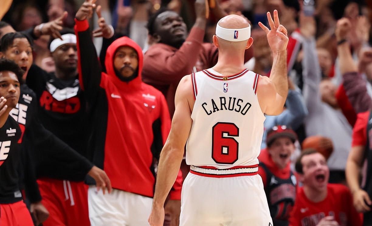 雷霆队新援在比赛中展现出色,球迷心目中新宠 雷霆队新援在比赛中展现出色,球迷心目中新宠