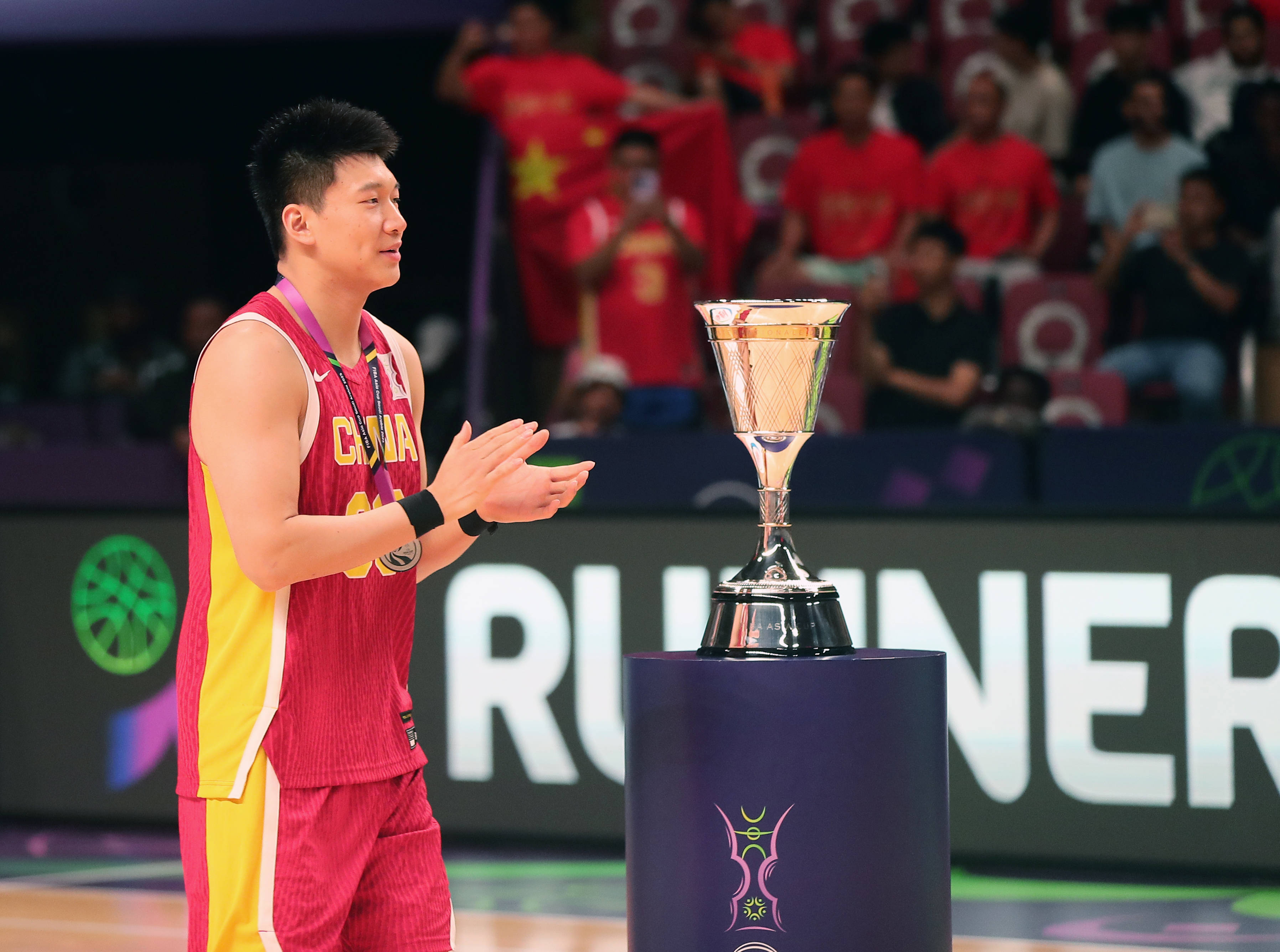 新疆男篮在比赛中斩获胜利，夺冠